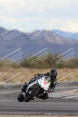 media/Nov-16-2025-Race Pace (Sun) [[8c5fa54630]]/Non Verified Riders (1st 20 Minutes)/5-Turn 15 (110pm)/